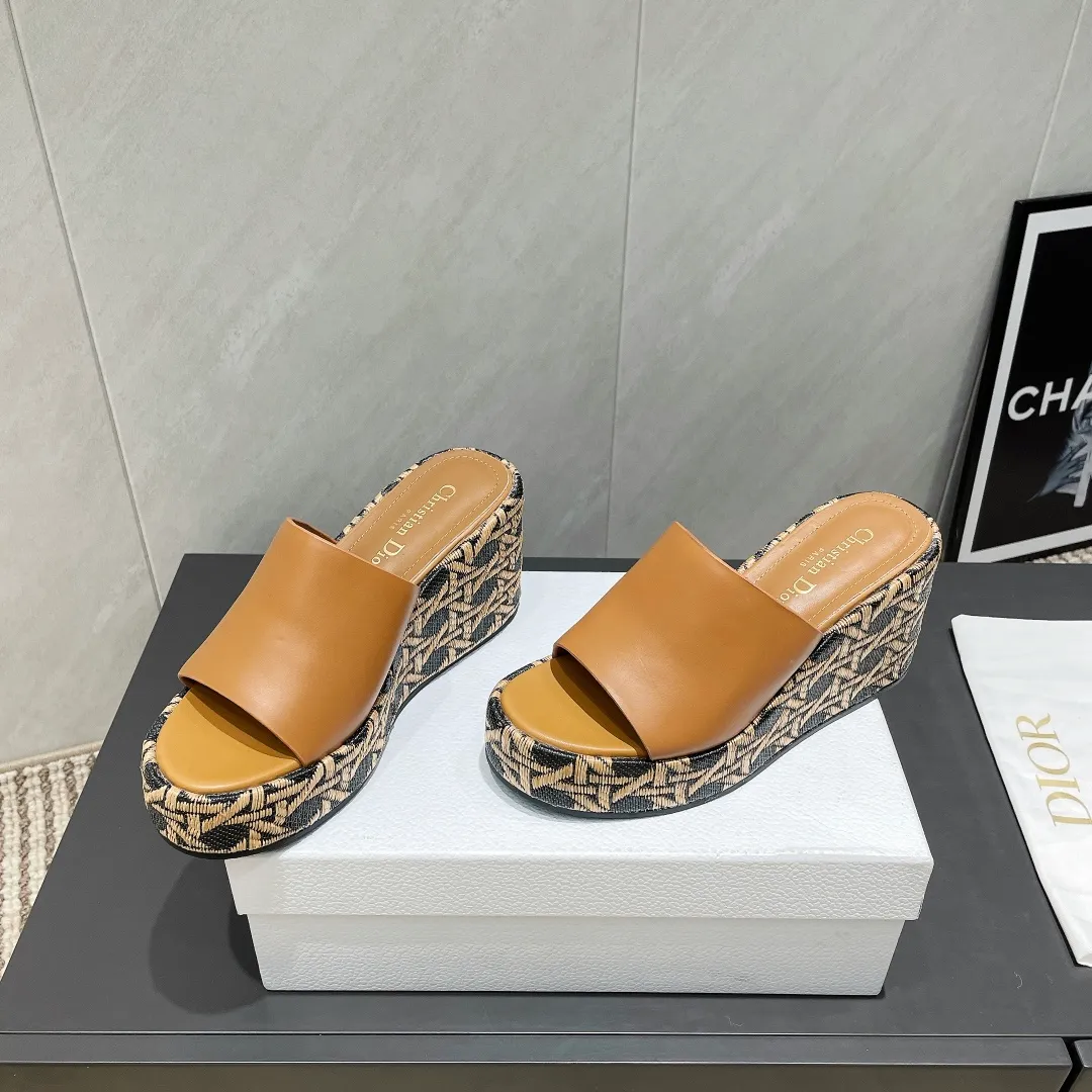💕💕Factory direct selling price p540💕💕 (Top version) Dior 25ss summer high version new sandals. [Round-toe thick-soled sandals] Simple and super versatile. Perfect and luxurious on the feet, can be matched with spring and summer clothes. The foot feels even more comfortable! The material is a perfect replica of the original version. Original disassembly and molding. ❶Material: original customized cowhide ❷Inner lining: original customized sheepskin ❸Feet: original customized sheepskin ❹Outsole: original non-slip slope heel outsole ❺Heel height: 9cm ❻Packaging: original full set of packaging ❼Number of yards: 36-39 (40.41. Customization is not returnable) ☀Color: Official website updated simultaneously